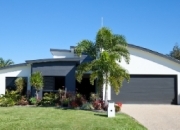 Cửa cuốn nan bản lớn cho thiết kế nhà Việt hiện đại